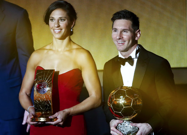 Lionel Messi (phải) và Carli Lloyd - hai cầu thủ nam và nữ xuất sắc nhất năm 2015. Ảnh: Reuters