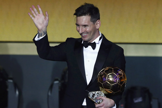 Lionel Messi và Quả bóng vàng FIFA 2015. Ảnh: Reuters