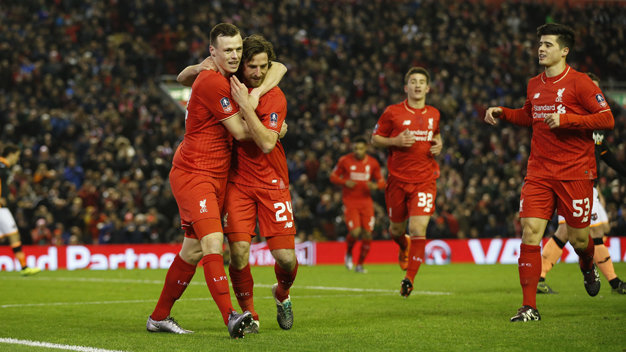 Niềm vui của các cầu thủ Liverpool sau khi Joe Allen mở tỉ số. Ảnh: Reuters