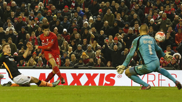 Pha dứt điểm ấn định chiến thắng 3-0 cho Liverpool của Joao Teixeira (áo đỏ). Ảnh: Reuters