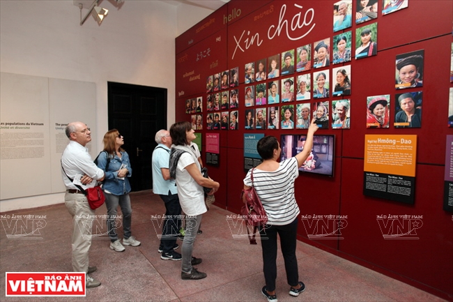 Khách tham quan tìm hiểu khái quát 54 dân tộc Việt Nam thông qua bảng giới thiểu phân bổ địa lí, đặc điểm của các dân tộc tại tầng 1 Tòa nhà Trống Đồng.
