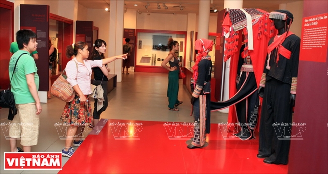 Kh&aacute;ch du lịch tham quan trong một kh&ocirc;ng gian sắp đặt của Bảo t&agrave;ng.