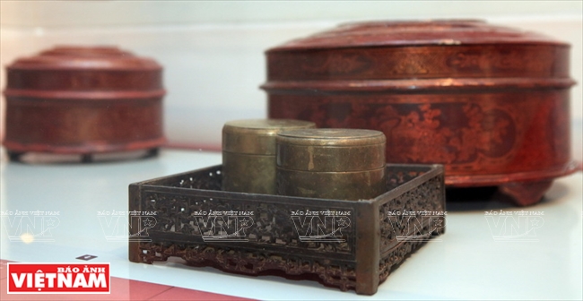 Khay đựng trầu sử dụng khi đ&oacute;n d&acirc;u của người Kinh được trưng b&agrave;y trong Bảo t&agrave;ng.