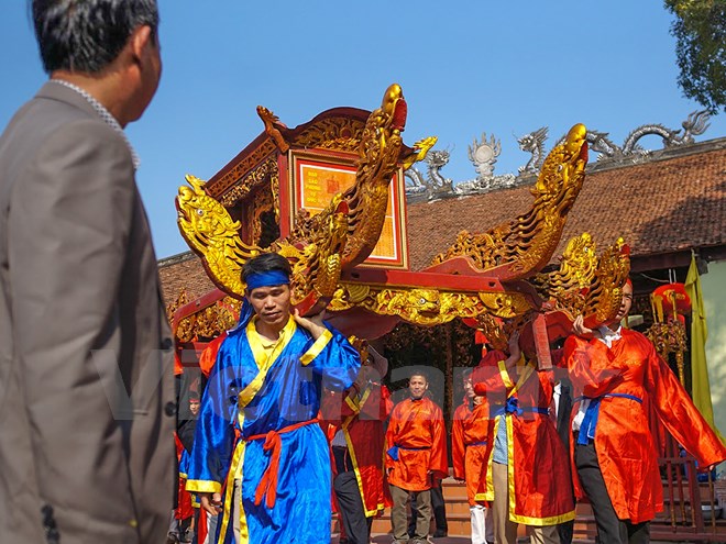 Theo tục lệ đ&atilde; c&oacute; lịch sử hơn 800 năm, lợn sẽ được rước quanh l&agrave;ng rồi tiến về đ&igrave;nh để ch&eacute;m, tượng trưng cho việc mổ lợn khao qu&acirc;n sĩ xưa. (Ảnh: Minh Sơn/Vietnam+)