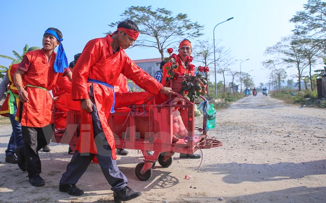 &Ocirc;ng Nguyễn Đăng Thức, Ban tổ chức lễ hội ch&eacute;m lợn l&agrave;ng N&eacute;m Thượng, cho biết sau nhiều lần họp b&agrave;n, m&atilde;i đến hơn 22 giờ đ&ecirc;m qua (12/2) mới đi đến quyết định sẽ &lsquo;xử k&iacute;n&rsquo; 2 &lsquo;cụ ỉn&rsquo; ph&iacute;a trong s&acirc;n đ&igrave;nh. (Ảnh: Minh Sơn/Vietnam+)
