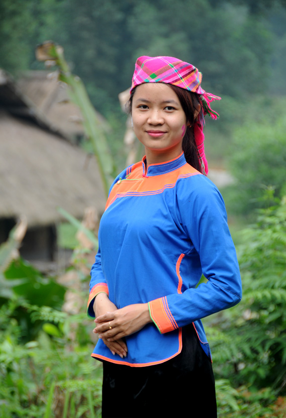 Trang phục giản đơn nhưng duyên dáng của phụ nữ dân tộc Giáy.