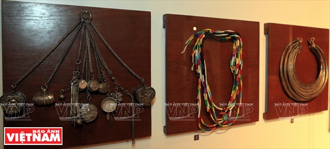 C&aacute;c đồ trang sức của c&ocirc; d&acirc;u người Dao đeo trong ng&agrave;y cưới như x&agrave; t&iacute;ch, chuỗi hạt v&agrave; v&ograve;ng cổ bằng bạc.