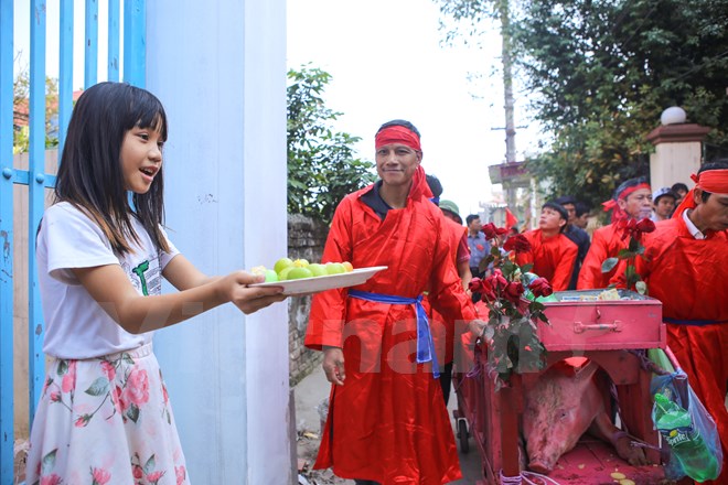 Trước đề xuất bỏ tục ch&eacute;m lợn trong lễ hội để giảm bớt h&igrave;nh ảnh bạo lực được diễn ra c&ocirc;ng khai, đặc biệt trước mắt nhiều em nhỏ, Sở Văn ho&aacute; Thể thao v&agrave; Du lịch tỉnh Bắc Ninh đ&atilde; c&oacute; c&ocirc;ng văn gửi Ban tổ chức lễ hội l&agrave;ng N&eacute;m Thượng về quy tr&igrave;nh tổ chức, tất cả c&aacute;c nghi thức lễ hội vẫn được thực hiện. (Ảnh: Minh Sơn/Vietnam+)  