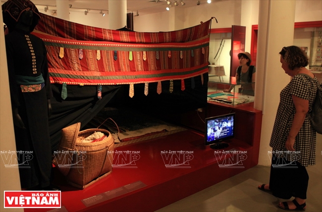 Buồng ngủ của người Th&aacute;i Đen.