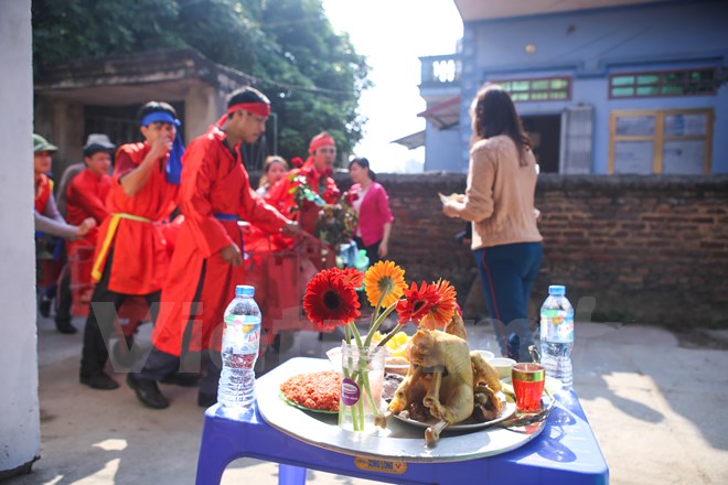  Tuy nhi&ecirc;n, thay v&igrave; ch&eacute;m lợn ở s&acirc;n đ&igrave;nh như mọi năm th&igrave; năm nay sẽ cử h&agrave;nh b&ecirc;n trong che bạt k&iacute;n. (Ảnh: Minh Sơn/Vietnam+)