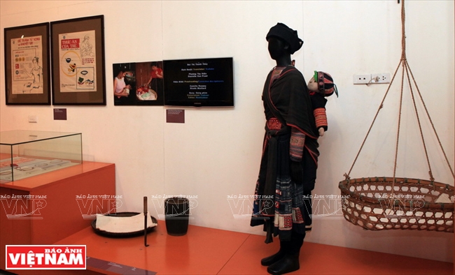 Một g&oacute;c Bảo t&agrave;ng trưng b&agrave;y h&igrave;nh người phụ nữ d&acirc;n tộc M&ocirc;ng địu con.