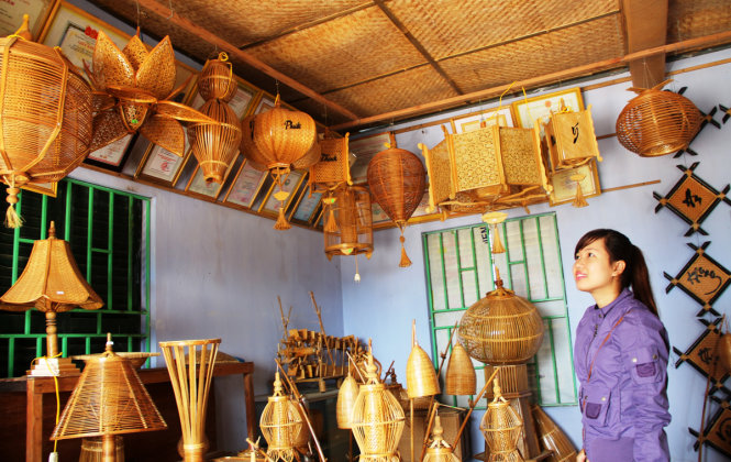 Những chiếc đèn mây tre của làng Bao La đa dạng về kiểu dáng, sắc sảo trong từng đường đan - Ảnh: Gia Hưng