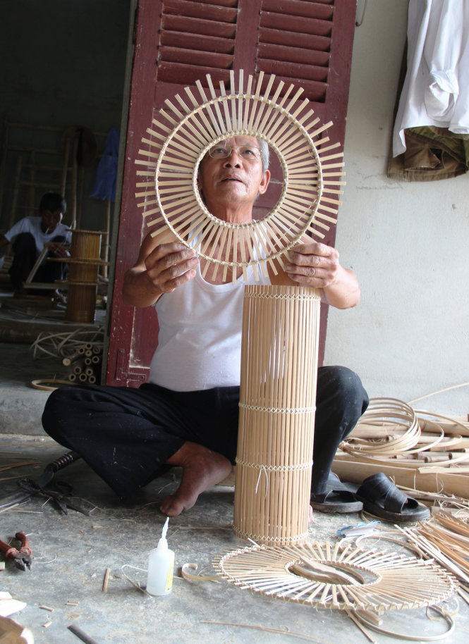 Ông Nguyễn Văn Luận (70 tuổi) tỉ mẩn hoàn thiện các bộ phận của chiếc đèn măng–sông - Ảnh: Gia Hưng