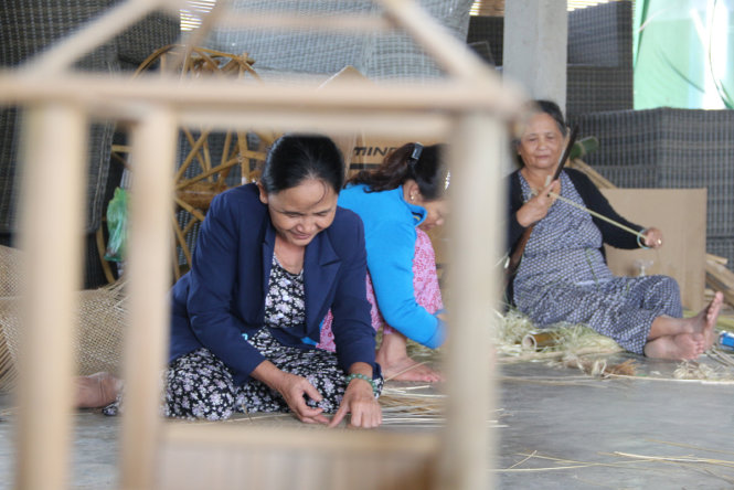 Phụ nữ trong làng đã phải tất bận tối ngày khi làng nghề đang dần dần khôi phục với hướng đi mới - Ảnh: Gia Hưng