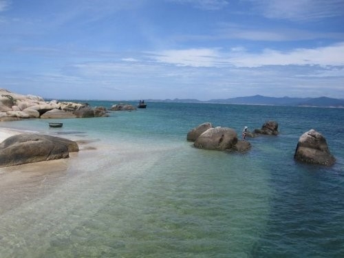 Cù Lao Câu hay cù Lao Cau, hòn Câu là một hòn đảo nhỏ thuộc huyện Tuy Phong, tỉnh Bình Thuận. Đảo tuyệt đẹp với những bãi đá nhiều hình dáng, với màu xanh của cỏ chen đá cùng những bãi biển trong vắt. Ảnh: Huyvu alex.