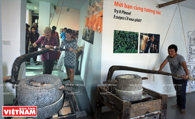 G&oacute;c tương t&aacute;c gi&uacute;p kh&aacute;ch tham quan Bảo t&agrave;ng trải nghiệm c&ocirc;ng việc xay ng&ocirc; bằng cối đ&aacute; của người phụ nữ v&ugrave;ng n&ocirc;ng th&ocirc;n.