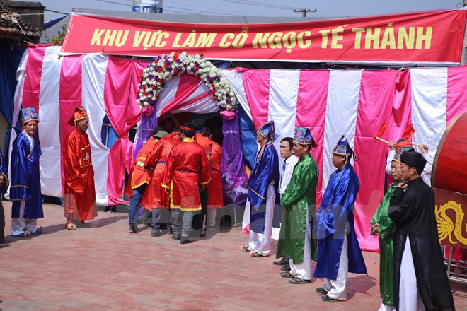 Khu vực tiến h&agrave;nh nghi thức ch&eacute;m lợn được qu&acirc;y r&agrave;o k&iacute;n để người d&acirc;n kh&ocirc;ng tiếp cận được. (Ảnh: Minh Sơn/Vietnam+)