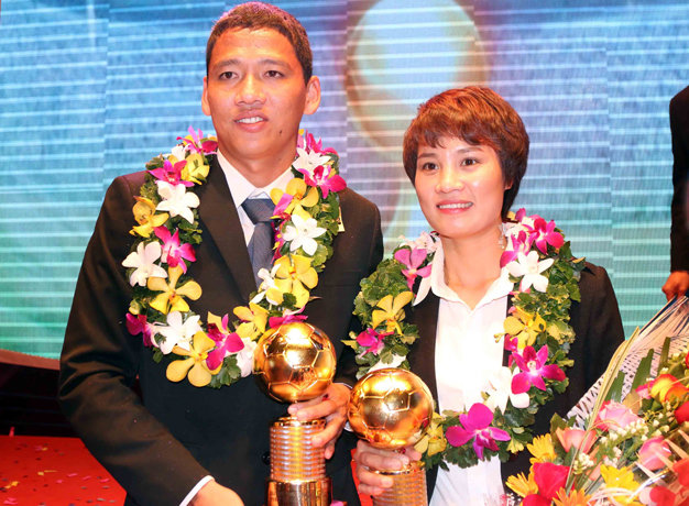 Anh Đức và Minh Nguyệt trên bục nhận phần thưởng Quả bóng vàng 2015 - Ảnh: N.K
