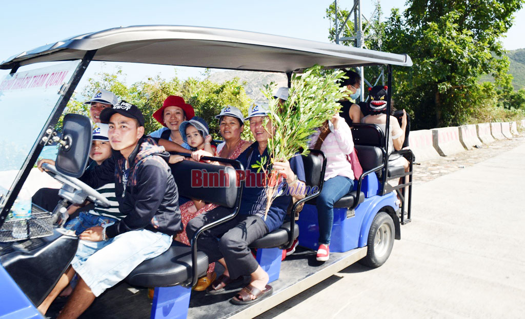 3. Du khách còn được tham quan nhiều thắng cảnh đẹp ở Bình Ba bằng xe điện.