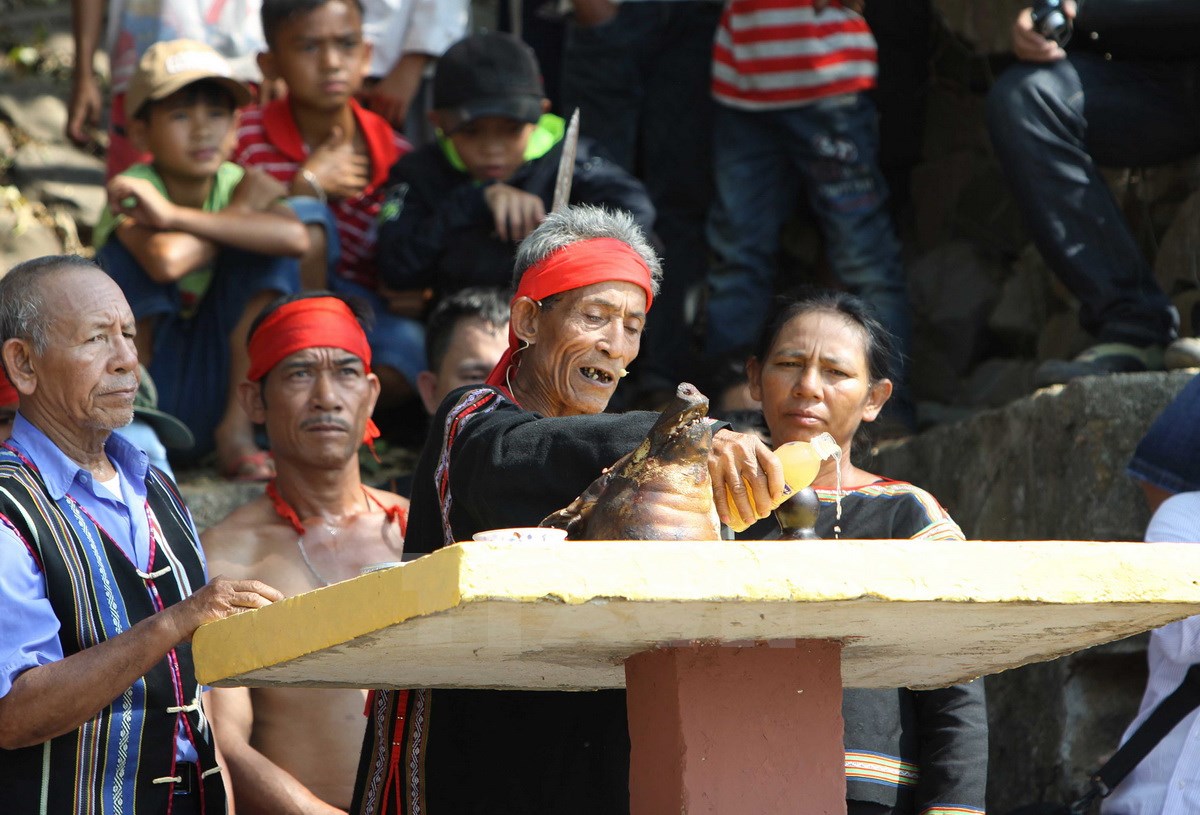 Thầy c&uacute;ng thực hiện nghi lễ c&uacute;ng bến nước.