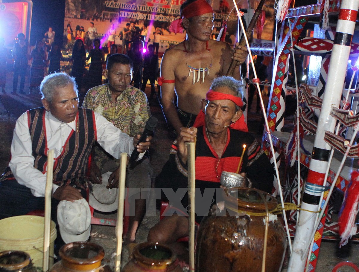 Lễ c&uacute;ng thần linh tại lễ hội. 