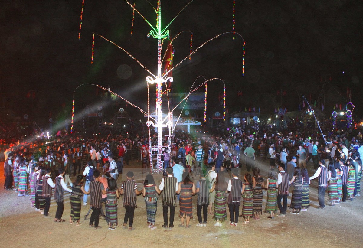 C&aacute;c d&acirc;n tộc c&ugrave;ng chung sống tr&ecirc;n địa b&agrave;n huyện Bu&ocirc;n Đ&ocirc;n tham gia c&aacute;c điệu m&uacute;a quanh c&acirc;y n&ecirc;u.