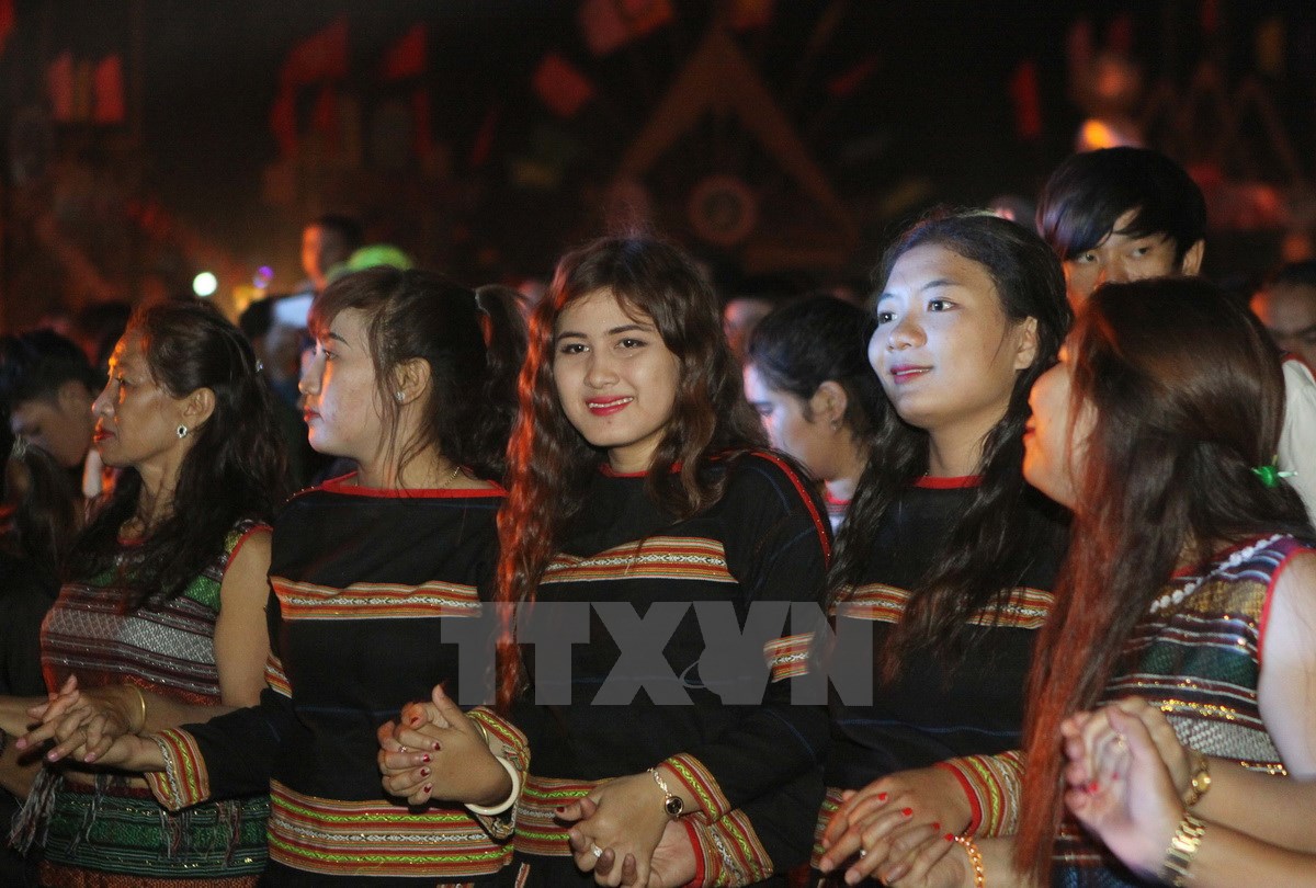 Điệu m&uacute;a truyền thống của c&aacute;c c&ocirc; g&aacute;i d&acirc;n tộc &Ecirc; Đ&ecirc; tại lễ khai mạc. 