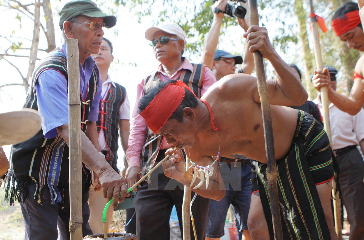 Uống rượu cần tại lễ c&uacute;ng.