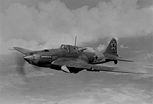 “Xe tăng bay” Ilyushin Il-2, một trong những dòng máy bay cường kích tốt nhất trong Thế chiến 2. Các đơn vị Il-2 của Hồng quân đã bẻ gãy và chặn đứng các đơn vị thiết giáp Đức tại mặt trận phía Đông. 