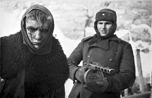 Binh sĩ Hồng quân với súng tiểu liên PPSh-41 áp giải tù binh Đức. 