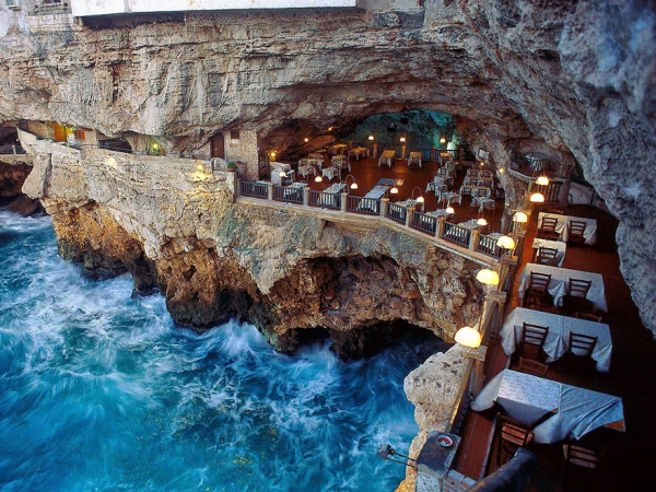Nhà hàng được xây dựng dưới vòm hang đá vôi 