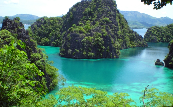 Palawan, quần đảo với 1780 hòn đảo lớn nhỏ, nằm ở phía tây của Philippines. Palawan trải dài từ phái tây nam Borneo đến đông bắc đảo Mindoro, được bao phủ bởi rừng nguyên sinh, hệ thực vật độc đáo và bờ biển xanh trong, gần giống với khung cảnh như vịnh Hạ Long của Việt Nam, nên Palawan thực sự là kho báu của Philippine.
