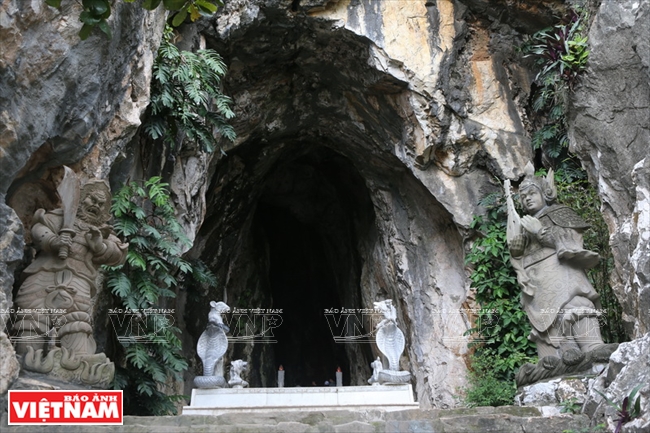 Cửa vào động Âm Phủ, một trong những hang động lớn nhất của hệ thống hang động của Ngũ Hành Sơn. Ảnh: Tất Sơn