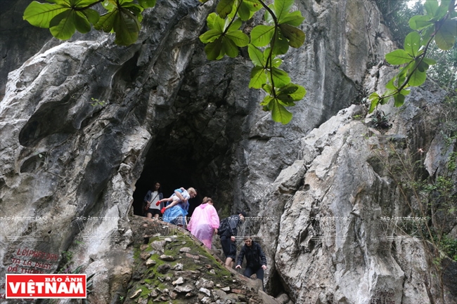 Những bậc thang bằng đá đưa du khách khám phá những hang động trong Ngũ Hành Sơn. Ảnh: Tất Sơn