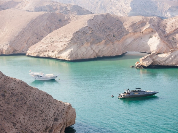 Oman: Trái với sự hào nhoáng của Dubai hay Abu Dhabi, Oman thu hút du khách nhờ vẻ bình yên, những ốc đảo trên lòng sông và bờ biển tuyệt đẹp, cùng nền văn hóa giàu bản sắc.
