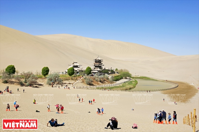 Suối Nguyệt Nha, một ốc đảo gần 2.000 năm tuổi được coi là nơi những thương nhân buôn bán trên “con đường tơ lụa” nghỉ ngơi trước khi vượt sa mạc Gobi.