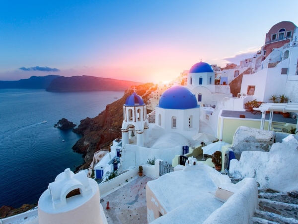 Santorini, Hy Lạp: Những ngôi nhà sơn trắng nổi bật trên nền xanh biếc của trời và biển sẽ là phông nền hoàn hảo để bạn có các bức ảnh mùa hè ấn tượng khoe cùng bạn bè.