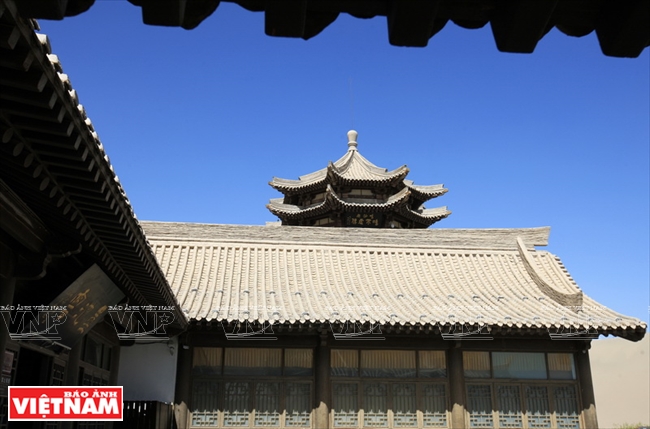 Bên suối Nguyệt Nha là một ngôi chùa mang kiến trúc truyền thống Trung Hoa, được xây dựng từ thời nhà Hán.