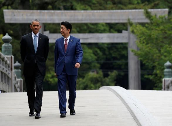 Trước đó, các nhà lãnh đạo đã đi thăm ngôi đền Shinto Ise, một trong những ngôi đền cổ nhất của Nhật Bản, theo lời mời của Thủ tướng nước Chủ nhà Shinzo Abe. Trong ảnh, ông Abe trò chuyện với Tổng thống Hoa Kỳ Barack Obama khi vào đền (Nguồn: Reuters)