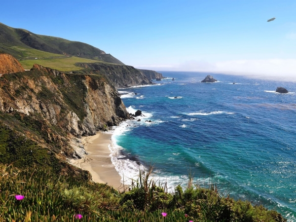 Bờ biển California, Mỹ:  Với những bãi cát vàng mịn màng, nhiều tuyến đường leo núi tuyệt đẹp và các cánh đồng nho, khu vực bờ biển California là điểm đến lý tưởng cho du khách thư giãn vào mùa hè.