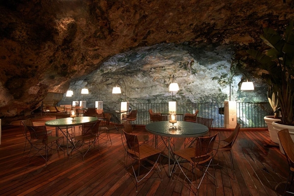 Nhà hàng Grotta Palazzese rực rỡ ánh đèn