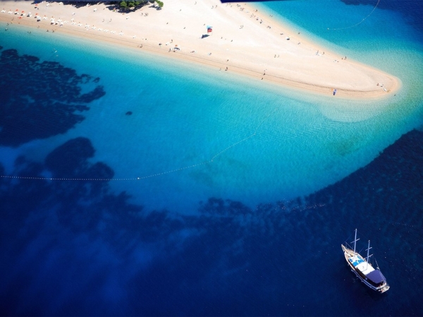 Đảo Brač, Croatia: Bạn sẽ được tận hưởng một mùa hè đúng nghĩa trên mũi cát trắng mịn vươn ra giữa làn nước xanh biếc, trong vắt.