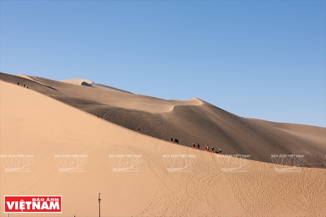 Rời lưng lạc đà Bactria, du khách có thể tự mình leo lên đỉnh núi, chiêm ngưỡng sa mạc cát khổng lồ...