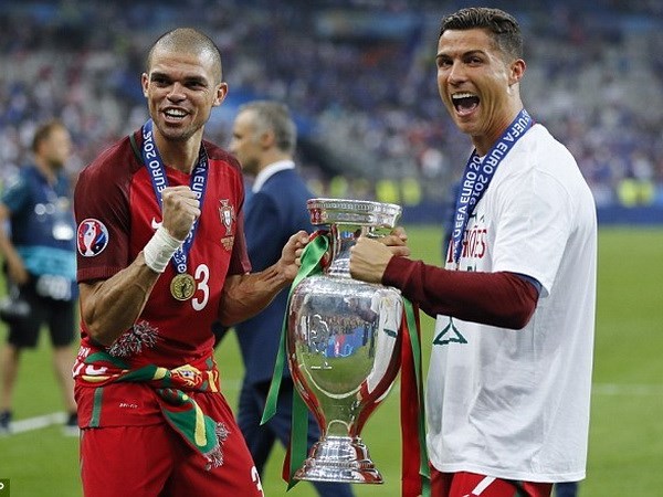 Ronaldo và Pepe có tên trong đội hình tiêu biểu EURO 2016. 