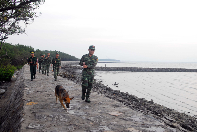 Lực lượng Đồn Biên phòng Thạnh An tuần tra đảm bảo an ninh biên giới vùng biển.