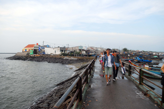 Du khách đi bộ để trải nghiệm cuộc sống thanh bình và không khí trong lành trên xã đảo.