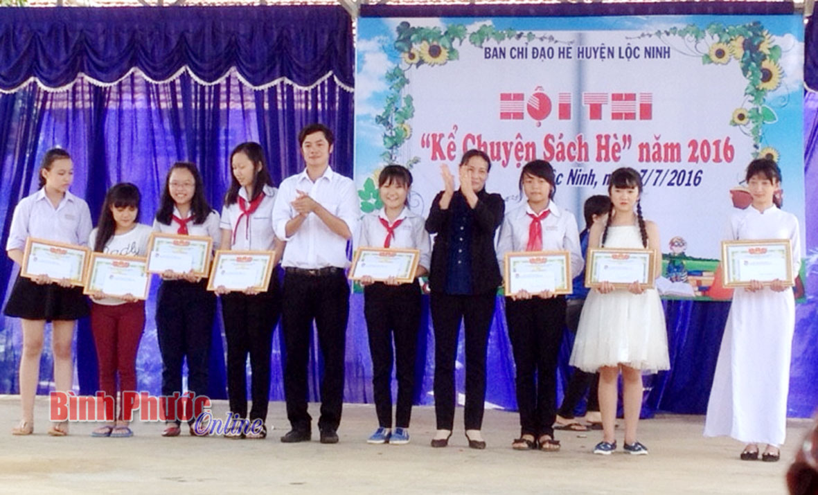 Khen thưởng các đội đoạt giải cao tại hội thi “Kể chuyện sách hè” huyện Lộc Ninh năm 2016