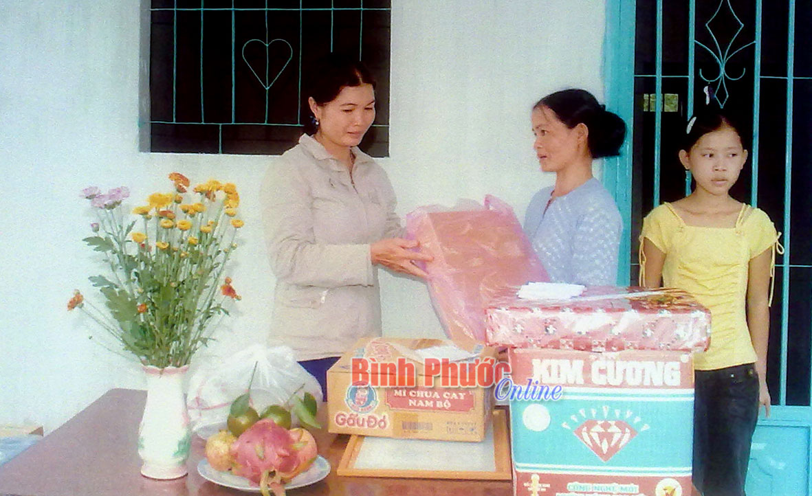 Một hội viên nghèo được bà Hà Thị Hoa (thị trấn Chơn Thành) xây tặng nhà tình thương