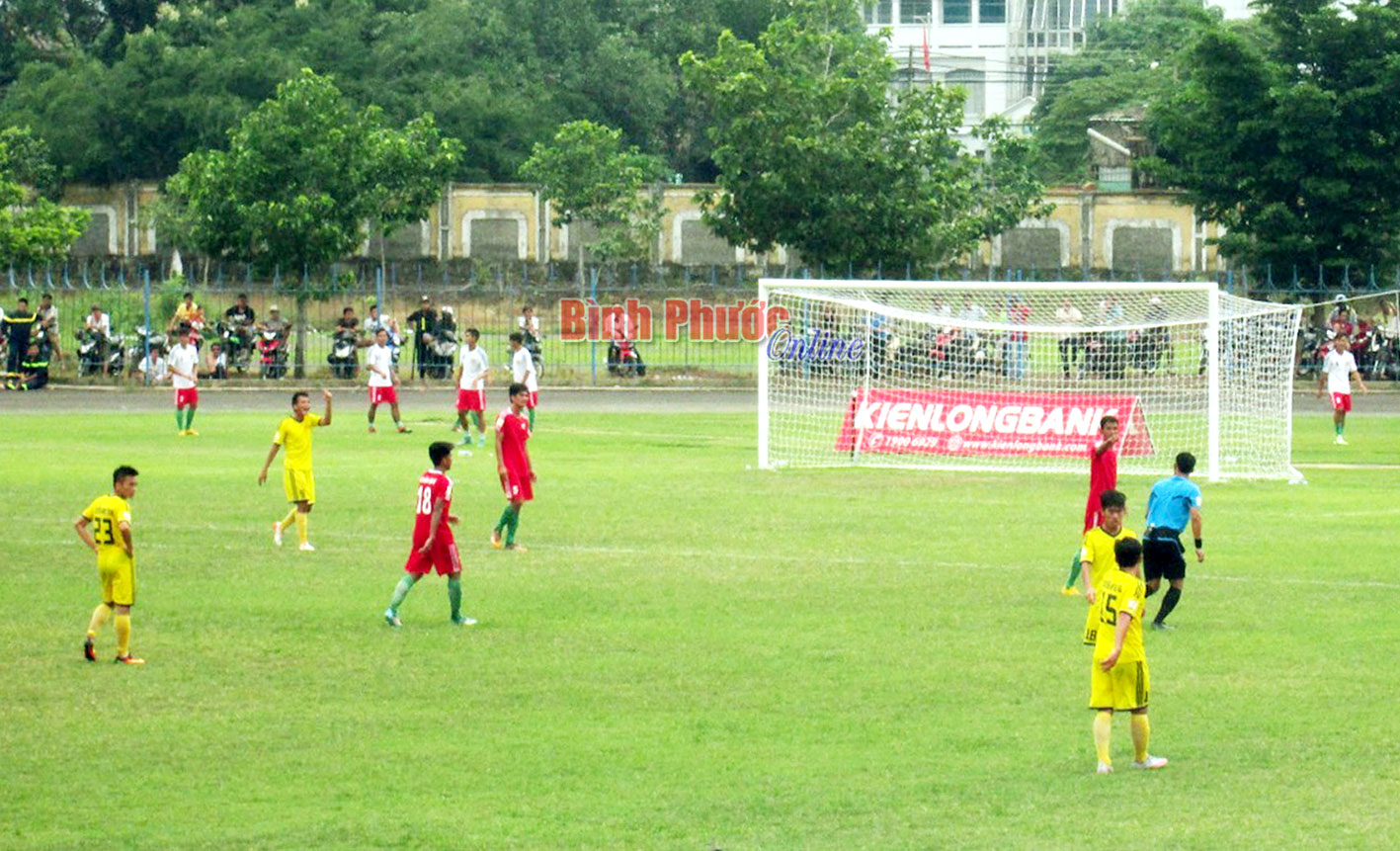 Các cầu thủ Bình Phước (áo sẫm) đã có trận đấu thăng hoa trên sân nhà   