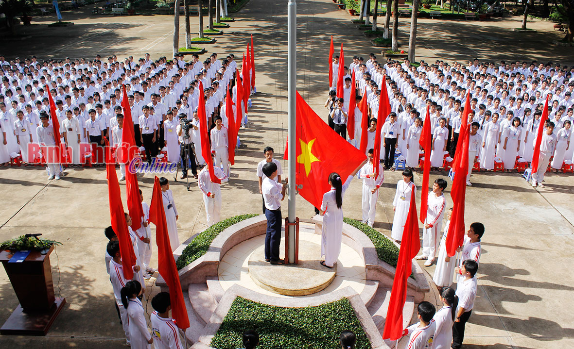 Trường tiểu học Tân Đồng, Đồng Xoài Cảnh trang nghiêm của buổi chào cờ ở Trường thpt chuyên Quang Trung (Đồng Xoài) - Ảnh: S.H